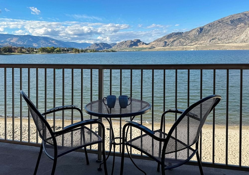 Coast Osoyoos Beach Hotel Premium Suite, 2 Bedrooms, Kitchen, Beach View (Coast Premium Two Bedroom Suite) 3