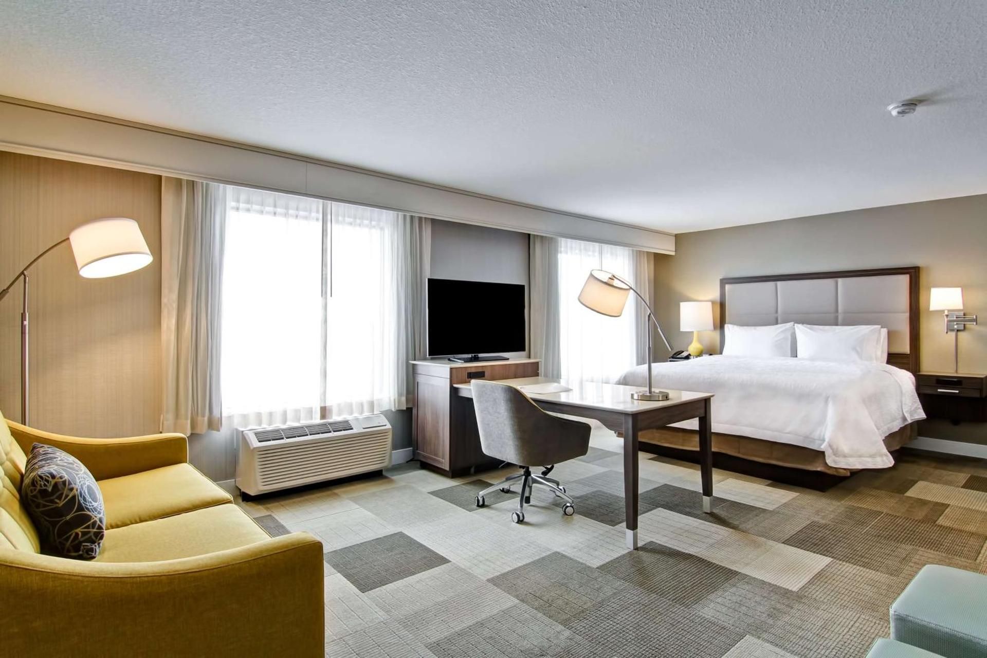 1 KING MICROWV/FRIDGE/WET BAR STUDIO SUITE NS