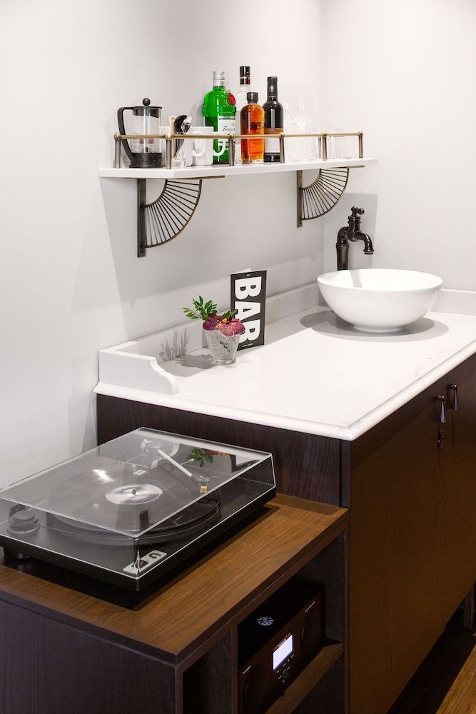 The Broadview Hotel Traditional Room, 1 King Bed 3