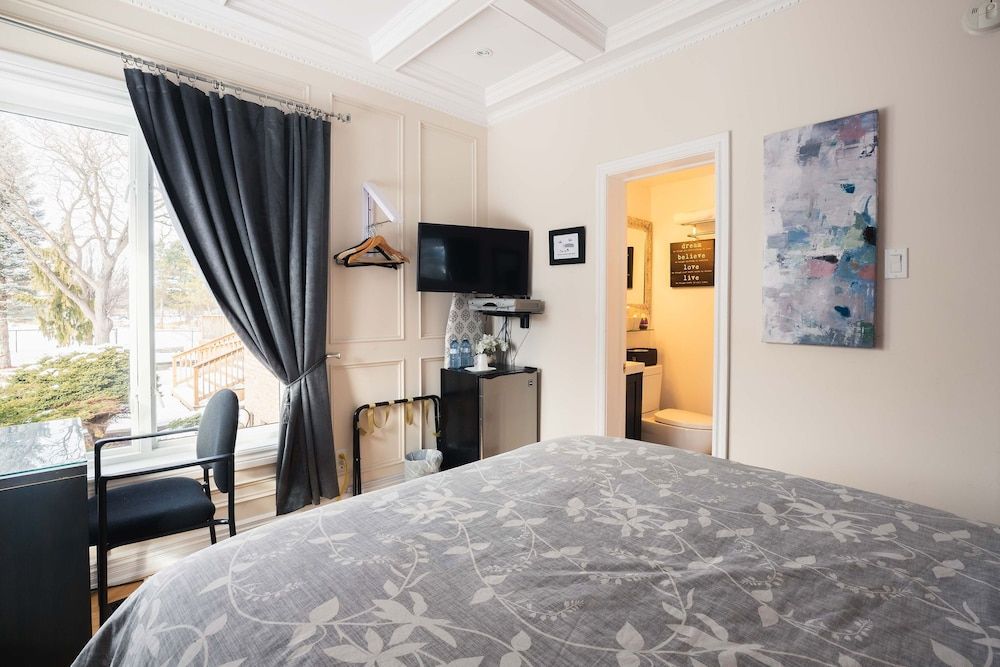 Newton Villa Economy Double Room, Ensuite, Pool View (Main Floor) 2