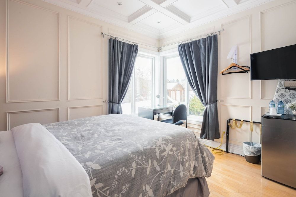 Newton Villa Economy Double Room, Ensuite, Pool View (Main Floor)