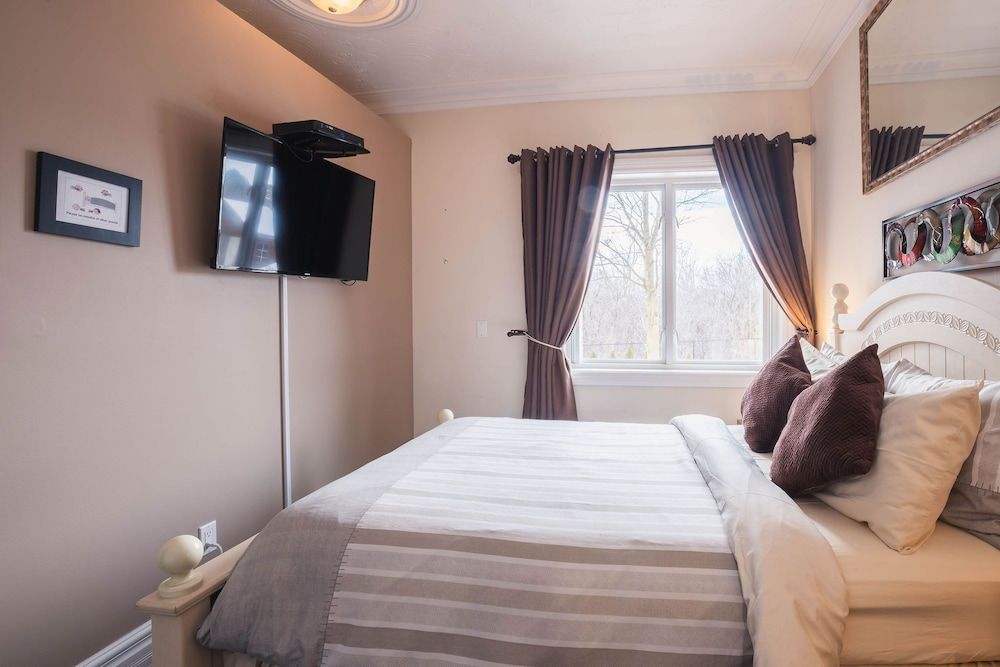 Newton Villa Double Room, Ensuite, Pool View (Main Floor) 2