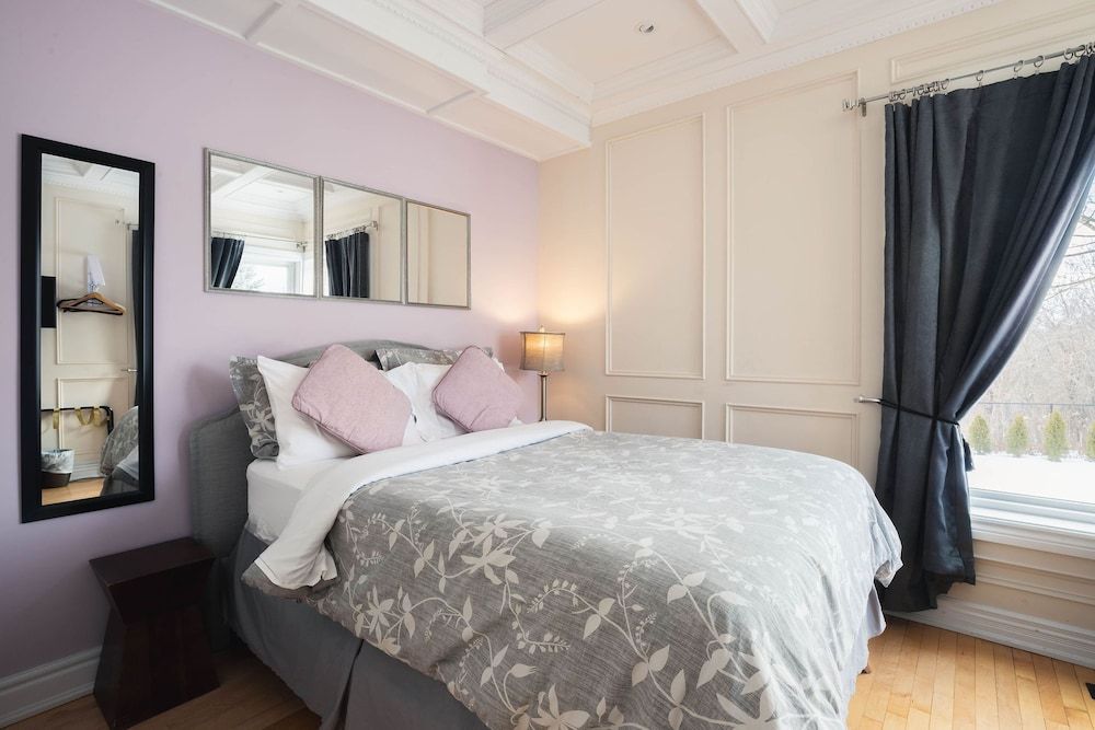 Newton Villa Economy Double Room, Ensuite, Pool View (Main Floor) 3