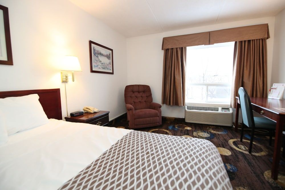 Stonebridge Hotel Standard Room, 1 Queen Bed 3