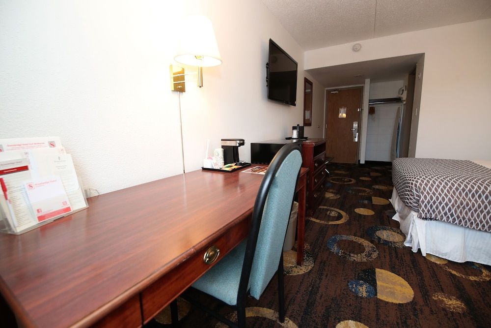 Stonebridge Hotel Standard Room, 1 Queen Bed 8