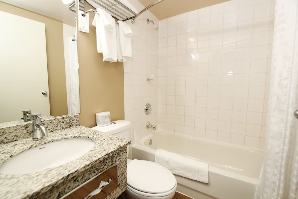 Stonebridge Hotel Deluxe Double Room, Kitchenette 6