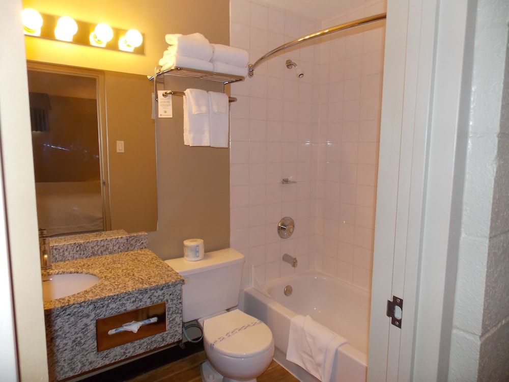 Stonebridge Hotel Deluxe Double Room, Kitchenette 7