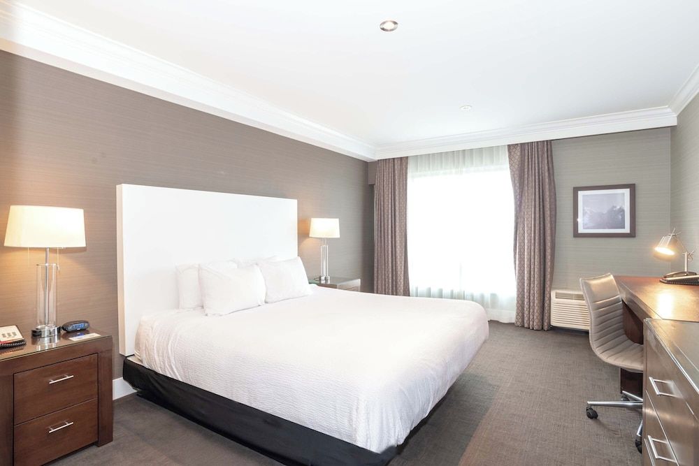 Sandman Hotel Abbotsford Airport Standard Room, 1 King Bed 4