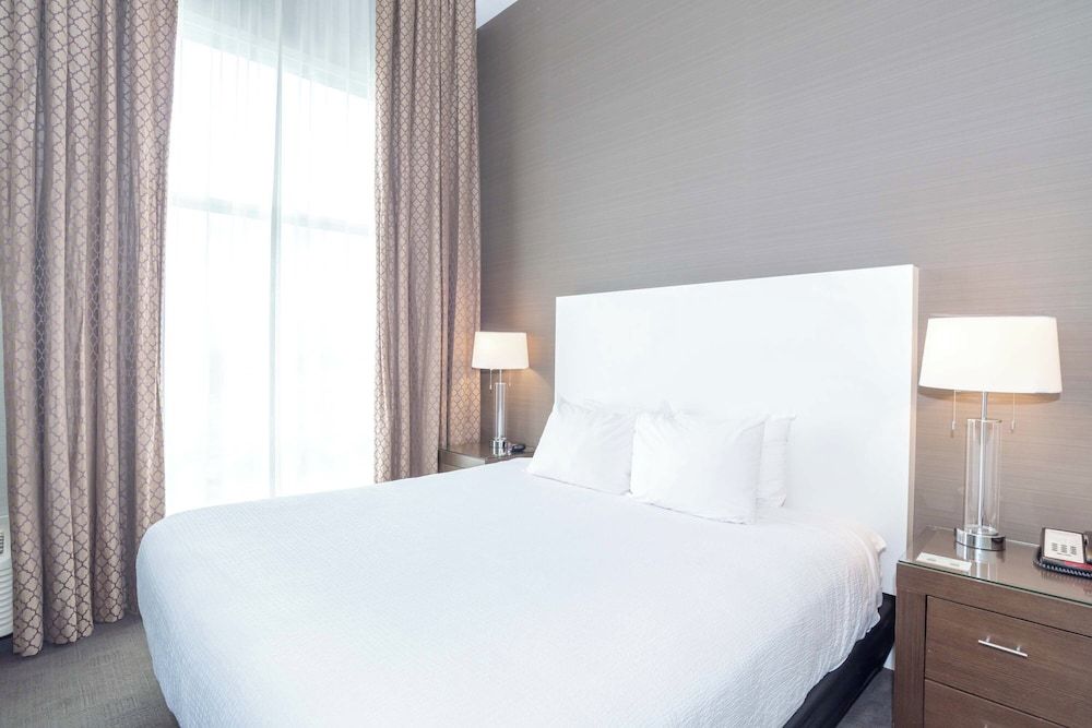 Sandman Hotel Abbotsford Airport Standard Suite, 1 King Bed, Kitchen