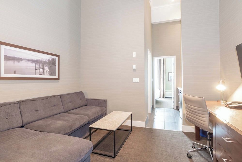 Sandman Hotel Abbotsford Airport Standard Suite, 1 King Bed, Kitchenette 6