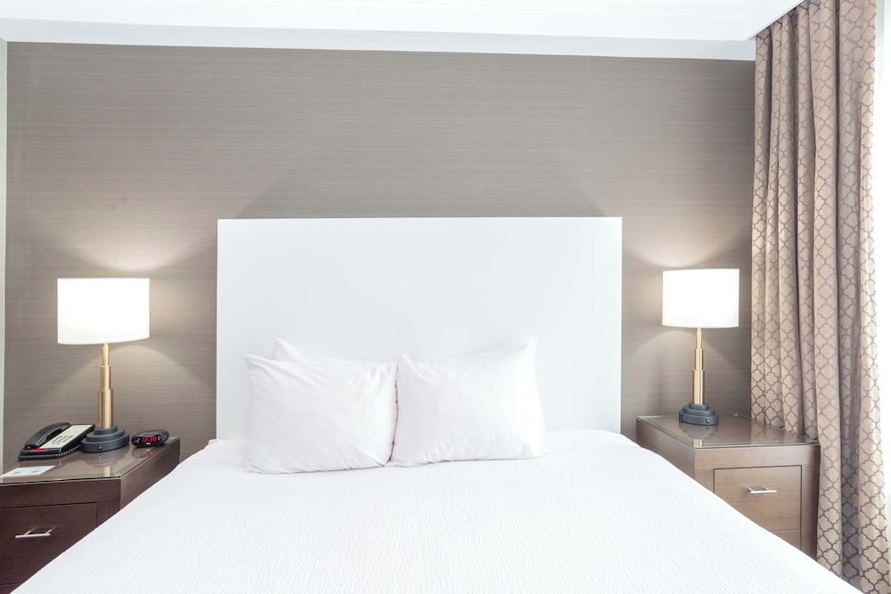 Sandman Hotel Abbotsford Airport Standard Suite, 1 King Bed, Kitchen 2