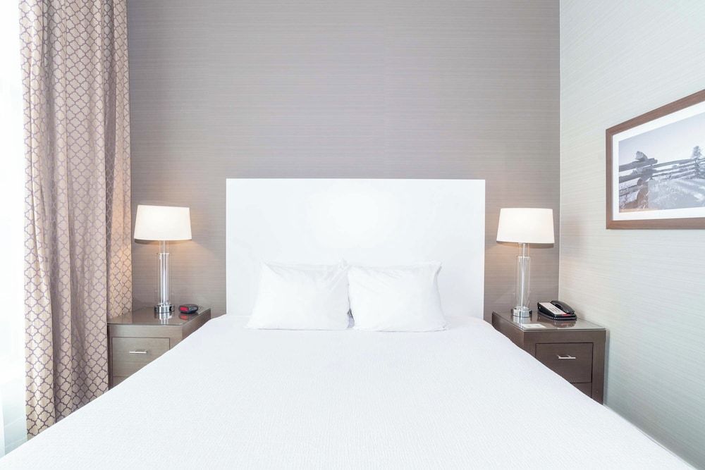 Sandman Hotel Abbotsford Airport Standard Room, 1 King Bed 3