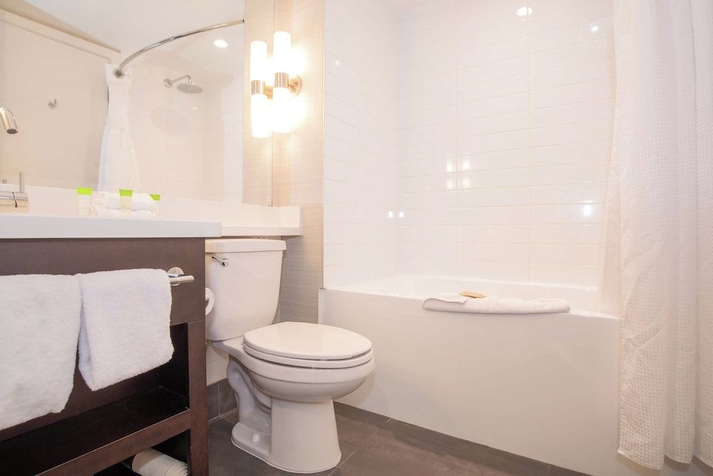 Sandman Hotel Abbotsford Airport Standard Suite, 1 King Bed, Kitchen 4