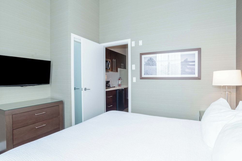 Sandman Hotel Abbotsford Airport Standard Suite, 1 King Bed, Kitchenette 3
