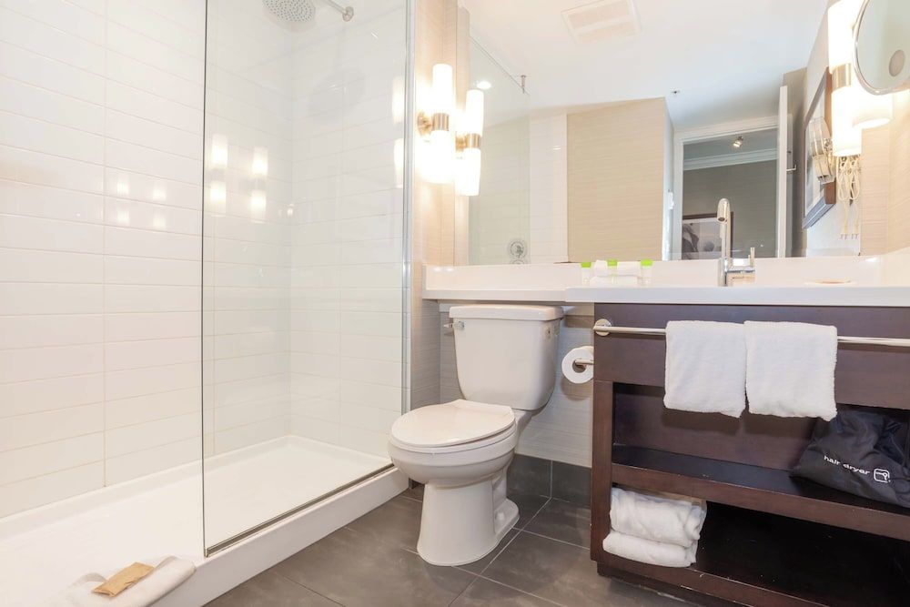 Sandman Hotel Abbotsford Airport Standard Room, 1 King Bed 5