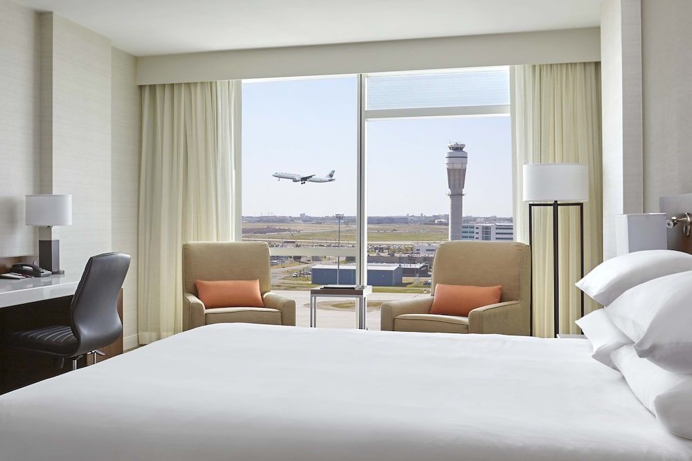 Calgary Airport Marriott In-Terminal Hotel Room, 1 King Bed 18