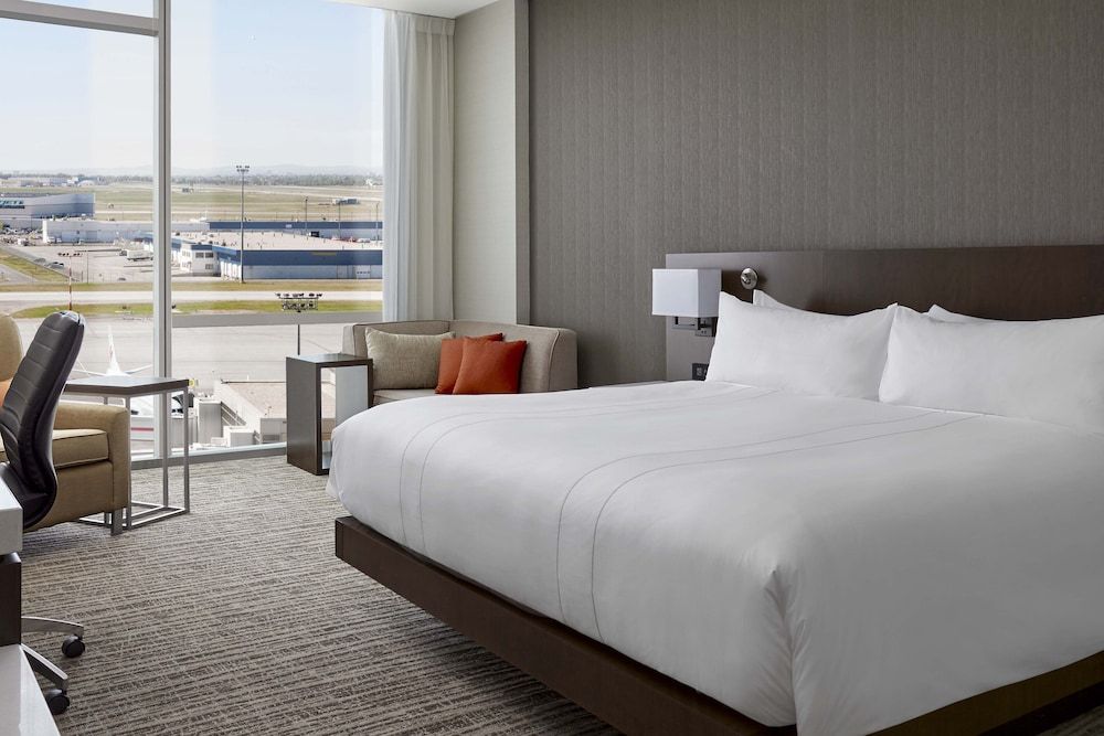 Calgary Airport Marriott In-Terminal Hotel Room, 1 King Bed 8