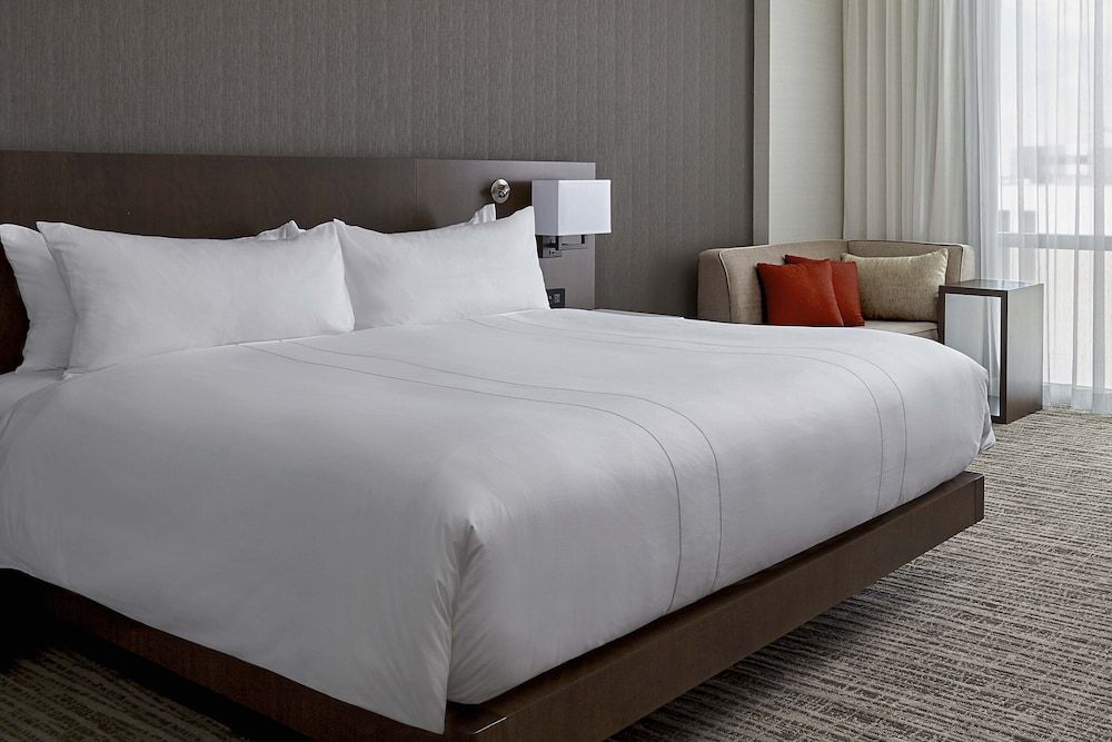Calgary Airport Marriott In-Terminal Hotel Room, 1 King Bed 5