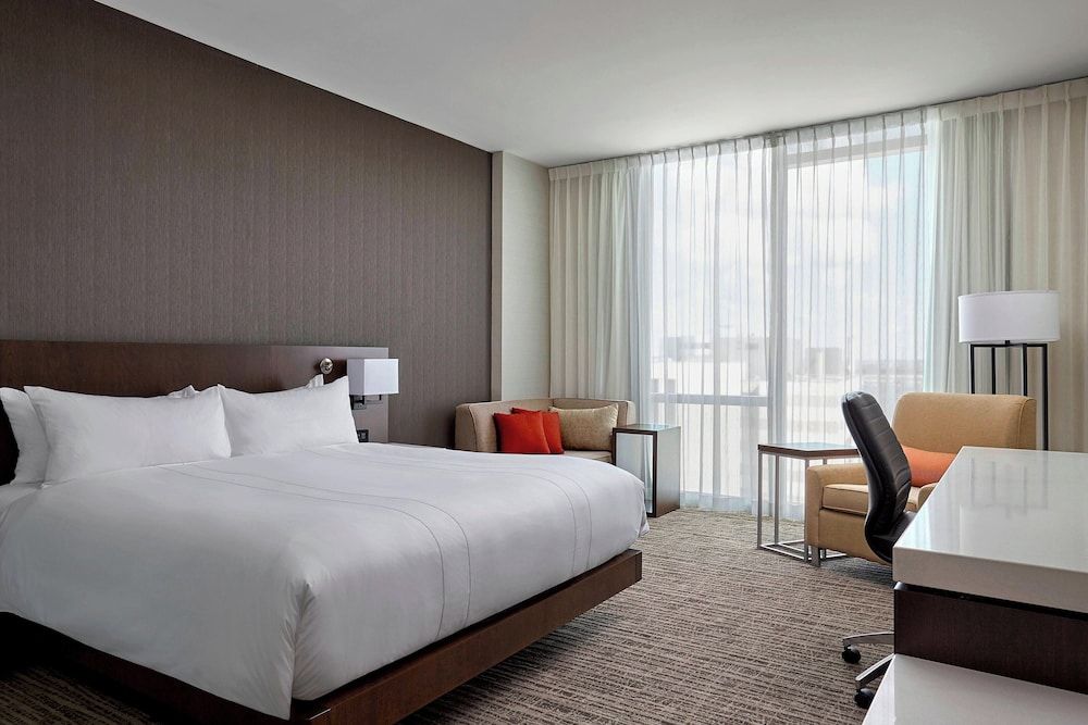 Calgary Airport Marriott In-Terminal Hotel Room, 1 King Bed 7