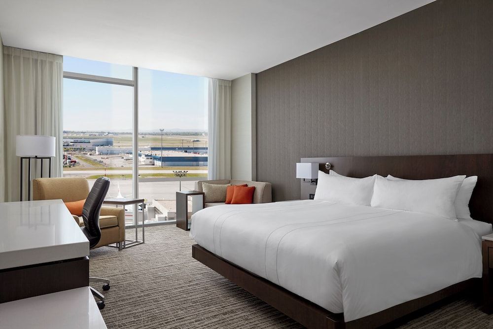 Calgary Airport Marriott In-Terminal Hotel Room, 1 King Bed 14