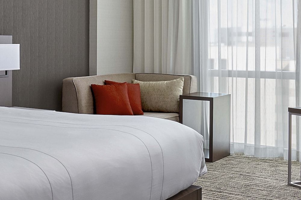 Calgary Airport Marriott In-Terminal Hotel Room, 1 King Bed 12