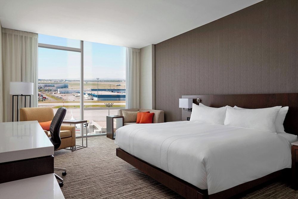 Calgary Airport Marriott In-Terminal Hotel Room, 1 King Bed 16