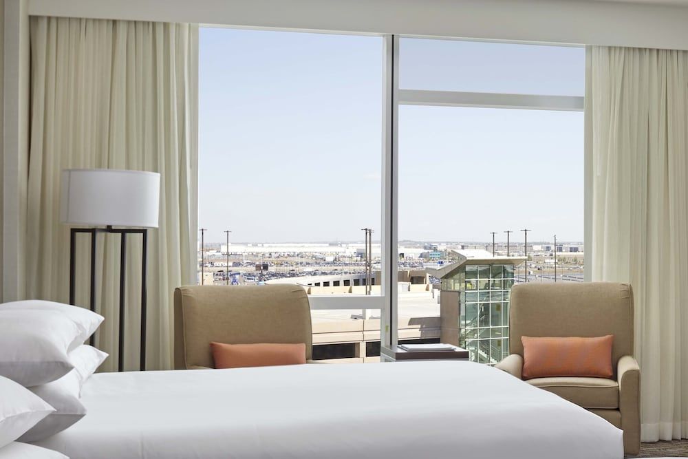 Calgary Airport Marriott In-Terminal Hotel Room, 1 King Bed 22