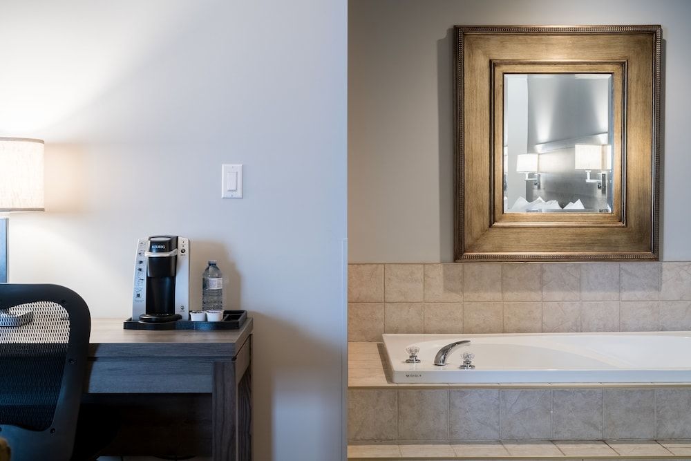 Amsterdam Inn & Suites Moncton Honeymoon Suite 4