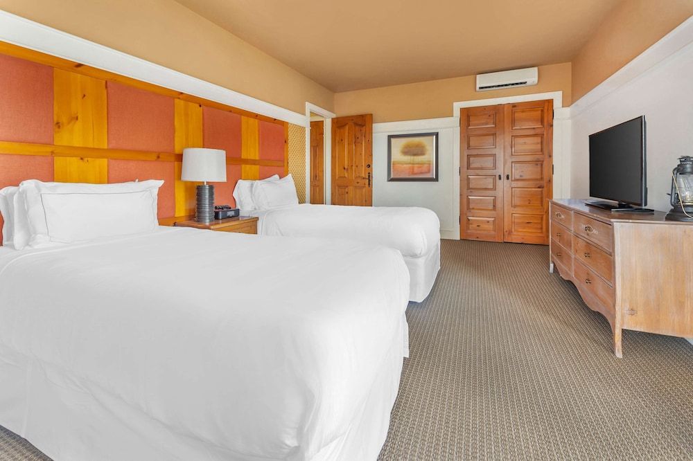 2 Bedroom 1 King 2 Twins Golf View Suite