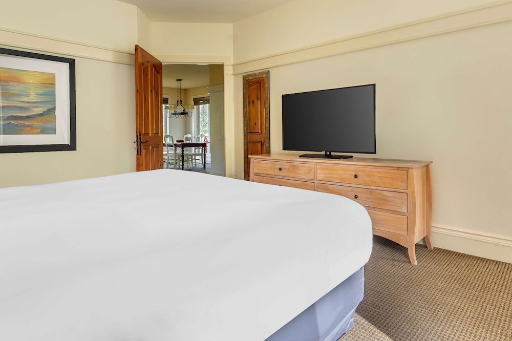 1 Bedroom 1 King Les Terrasses Suite w/ Sofabed