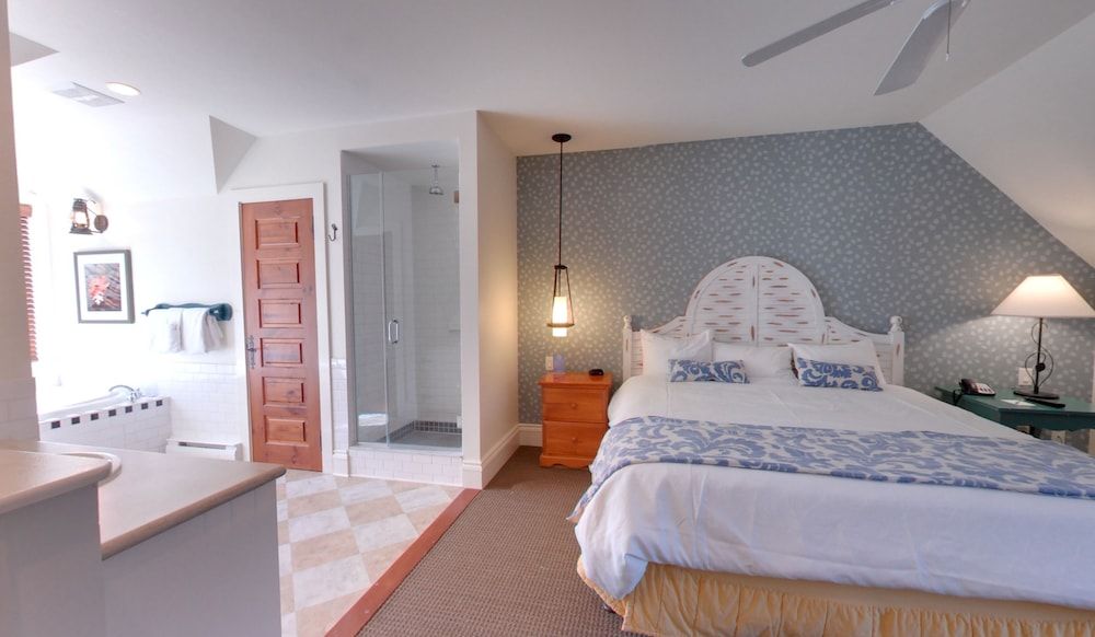 2 Bedroom 1 King 2 Twins Golf View Suite