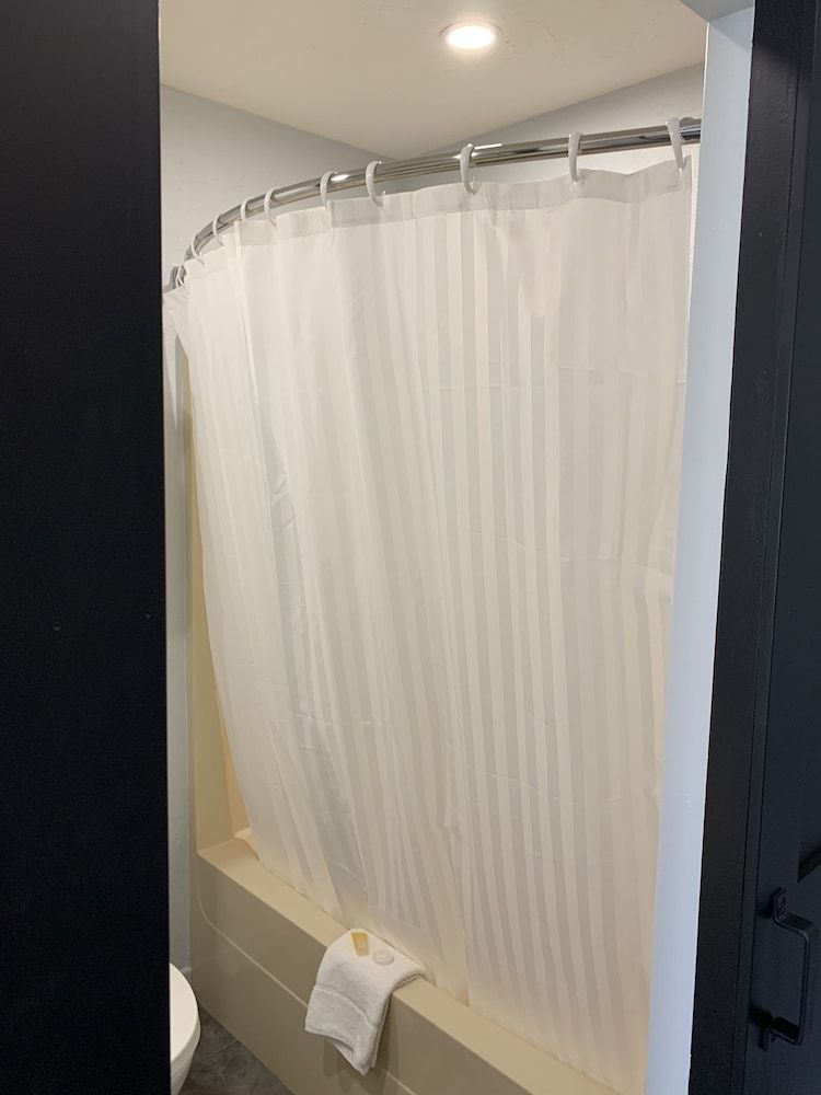 Auberge Shores Inn & Hotel Comfort Room, 2 Queen Beds 4