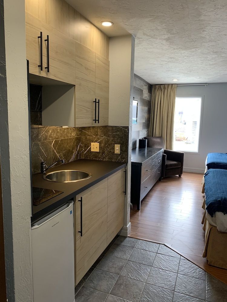 Auberge Shores Inn & Hotel Comfort Room, 2 Queen Beds 8