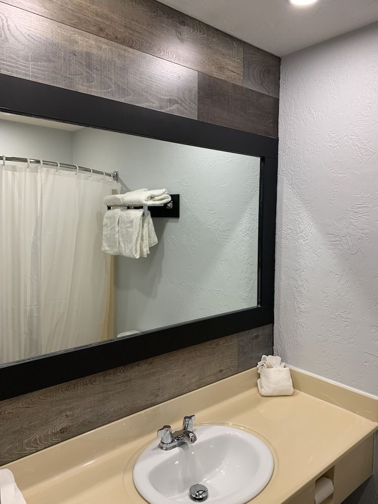 Auberge Shores Inn & Hotel Comfort Room, 2 Queen Beds 5