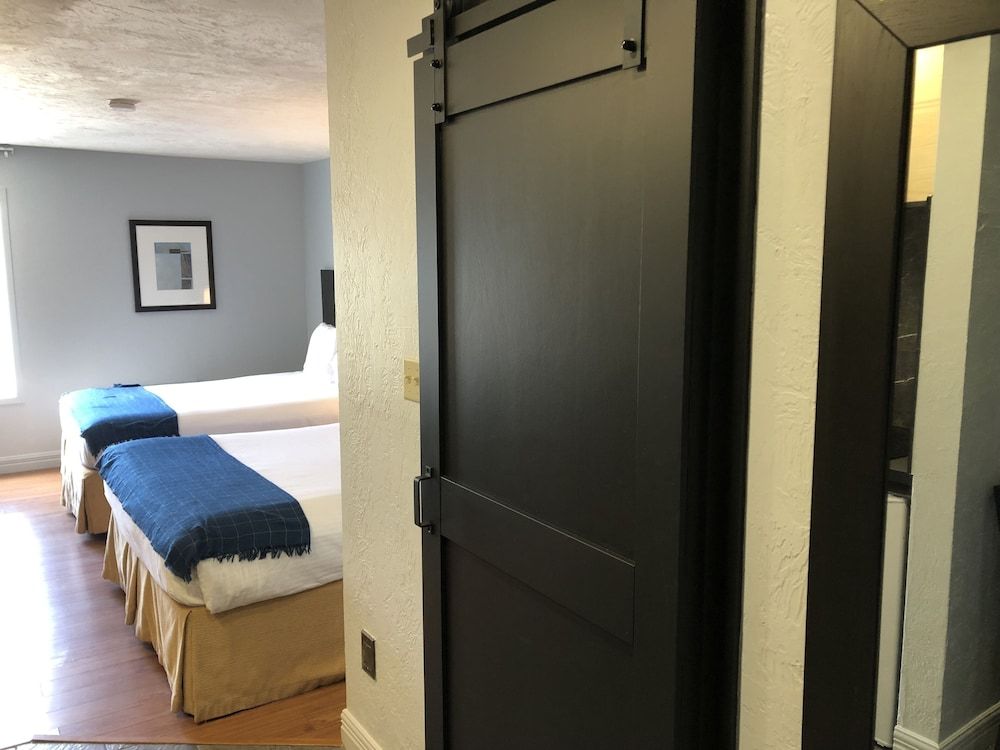 Auberge Shores Inn & Hotel Comfort Room, 2 Queen Beds