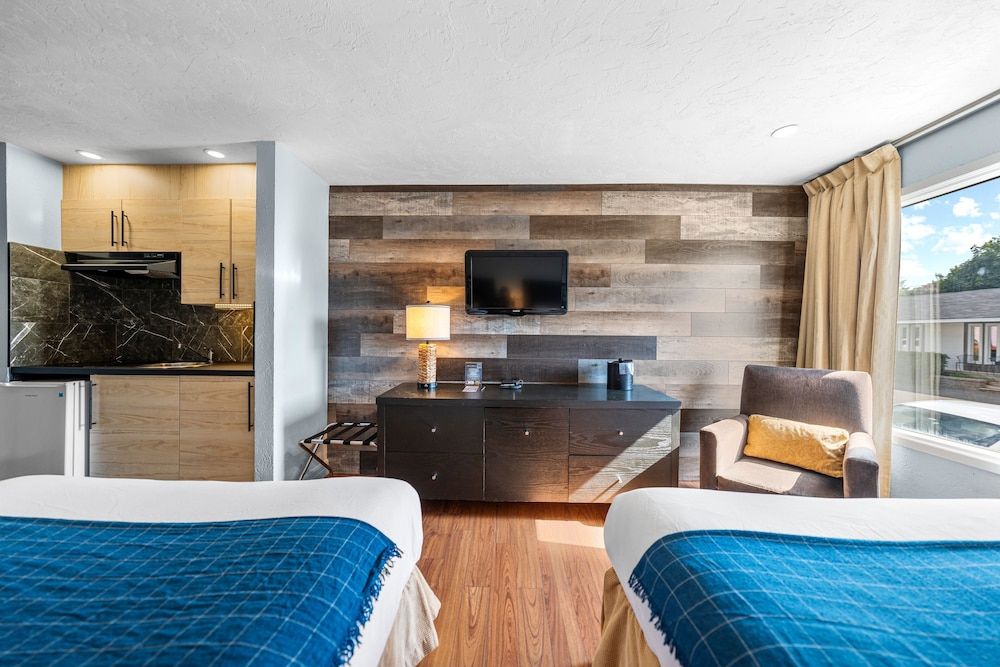 Auberge Shores Inn & Hotel Comfort Room, 2 Queen Beds 2