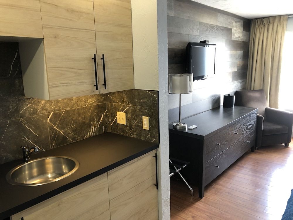 Auberge Shores Inn & Hotel Comfort Room, 2 Queen Beds 3