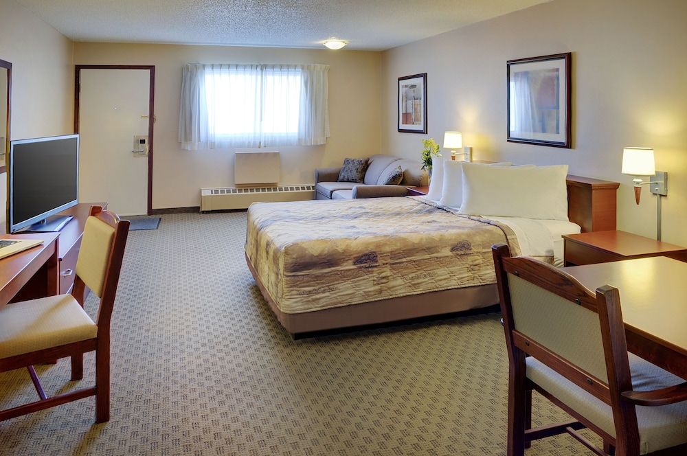 Nova Inn Kindersley Room, 1 Queen Bed 3