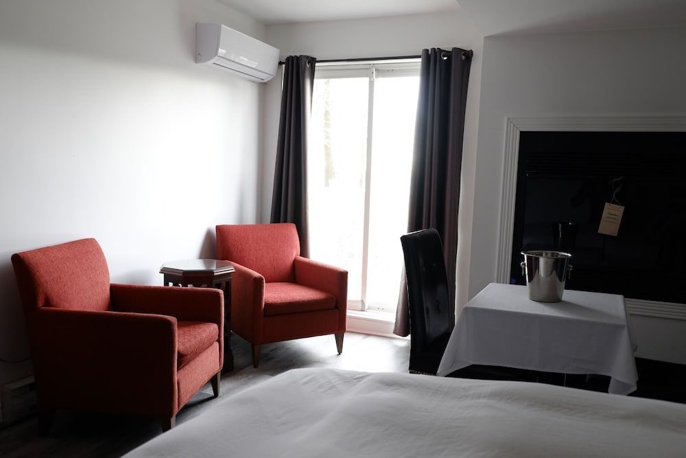 Auberge La Camarine Superior King Room with Fireplace Adapted