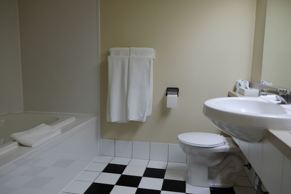 Auberge La Camarine Superior Room 2 Queen beds with Fireplace 3