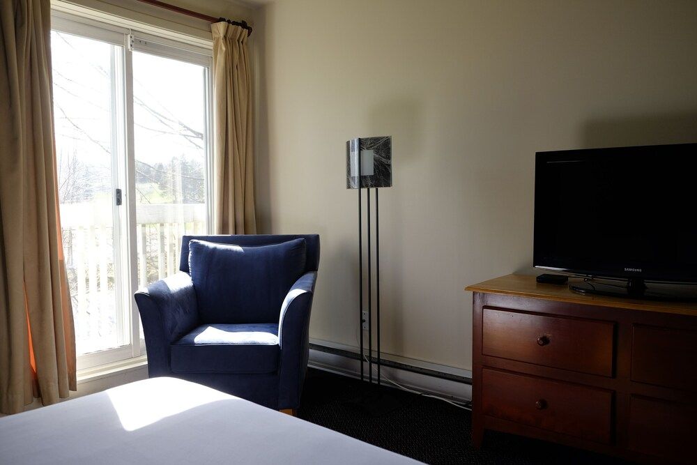 Auberge La Camarine Superior Room 2 Queen beds with Fireplace 4