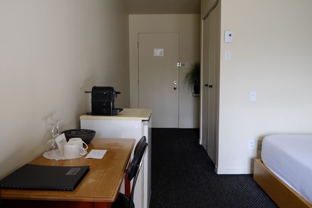 Auberge La Camarine Superior Room 2 Queen beds with Fireplace 5