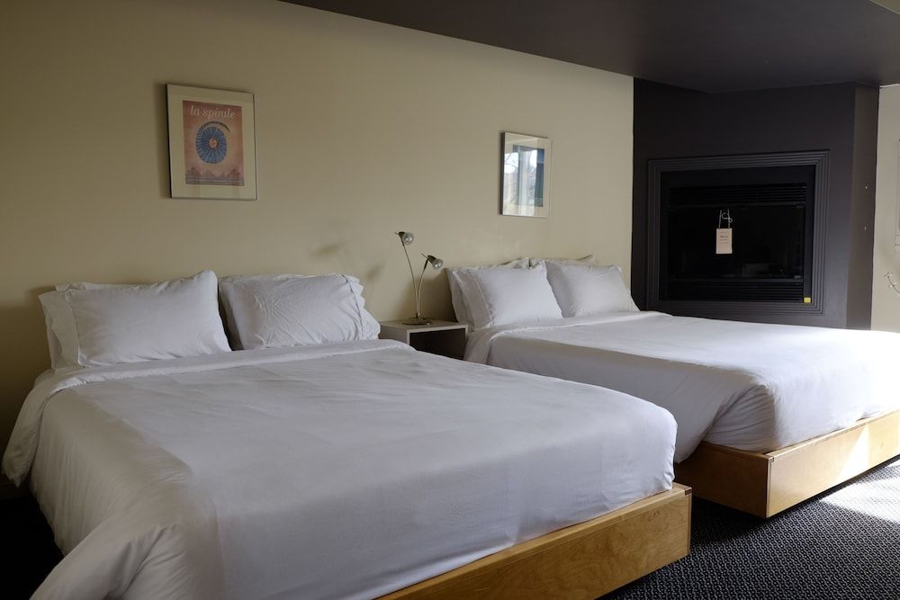 Auberge La Camarine Superior Room 2 Queen beds with Fireplace 2