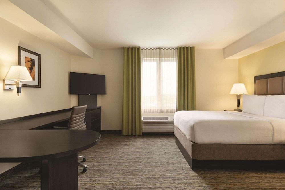 Studio Suite, 1 Queen Bed, Accessible, Non Smoking (Roll-in Shower)