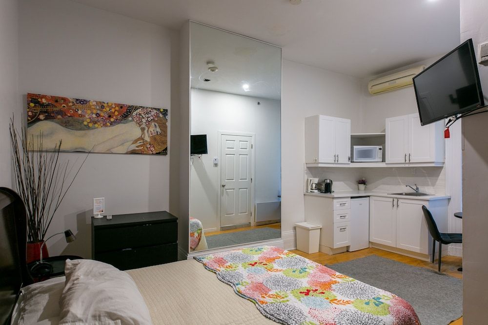 Auberge & Hôtel Montréal Espace Confort Auberge Zen Room, 1 Queen Bed 4