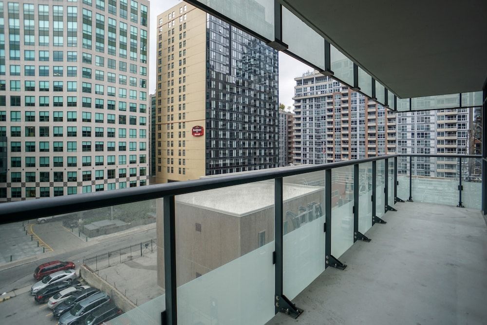 Applewood Suites - Luxury 3 BDRM Apartment 25