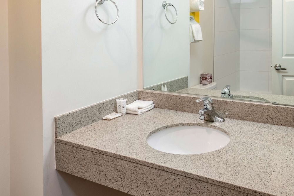 Motel 6 Fort Nelson, BC Deluxe Room, 1 King Bed, Non Smoking, Refrigerator & Microwave 7