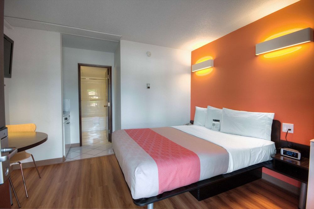 Motel 6 Fort Nelson, BC Deluxe Room, 2 Queen Beds, Non Smoking, Refrigerator & Microwave 5