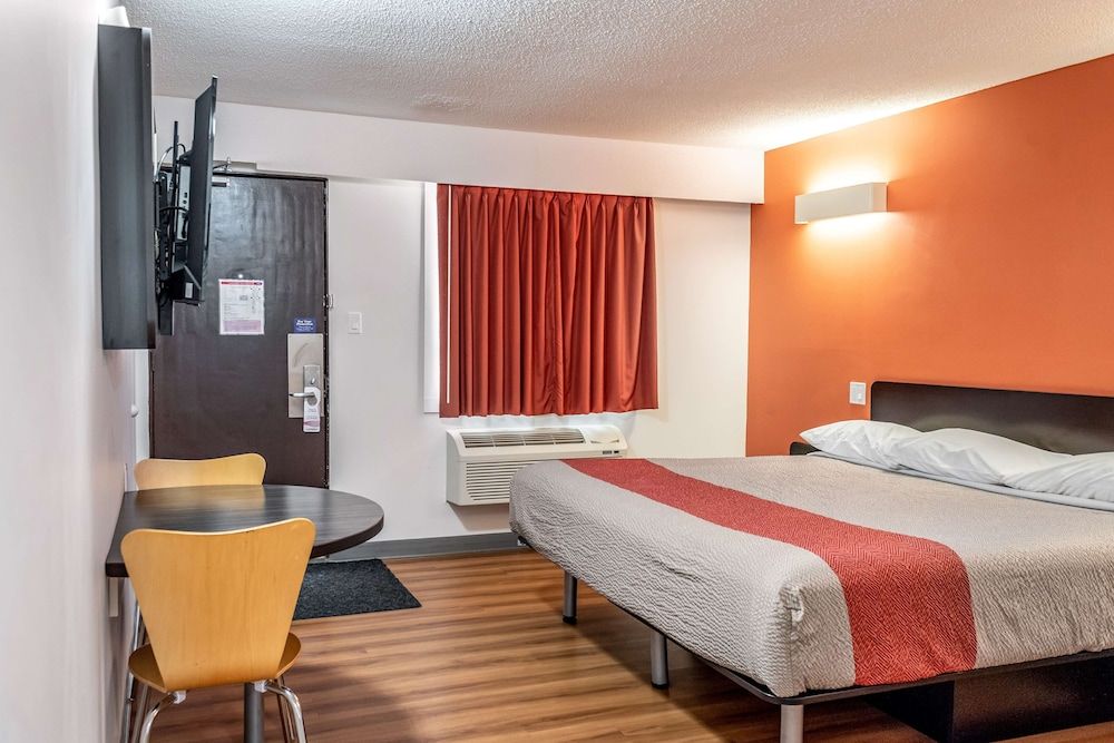 Motel 6 Fort Nelson, BC Deluxe Room, 1 King Bed, Non Smoking, Refrigerator & Microwave 4