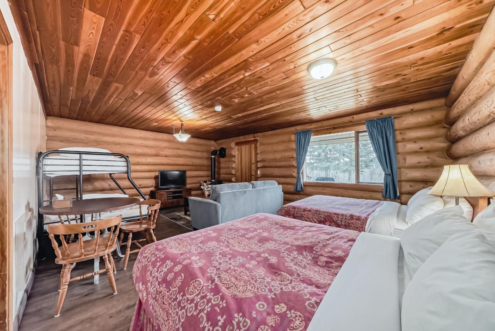 Family Suite Cabin - Pet Friendly and No Kitchen